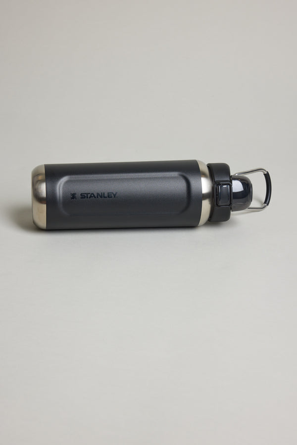 Stanley The Wellspring Bottle 24 OZ in black, additional view