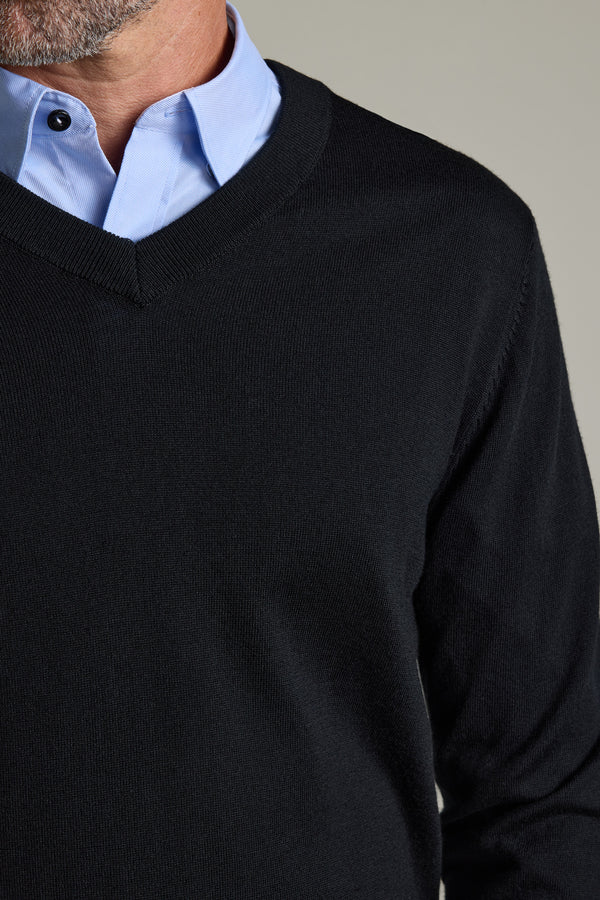 Man wearing a light blue shirt under a black Barkers Skyland ZQrx Merino Vee sweater.