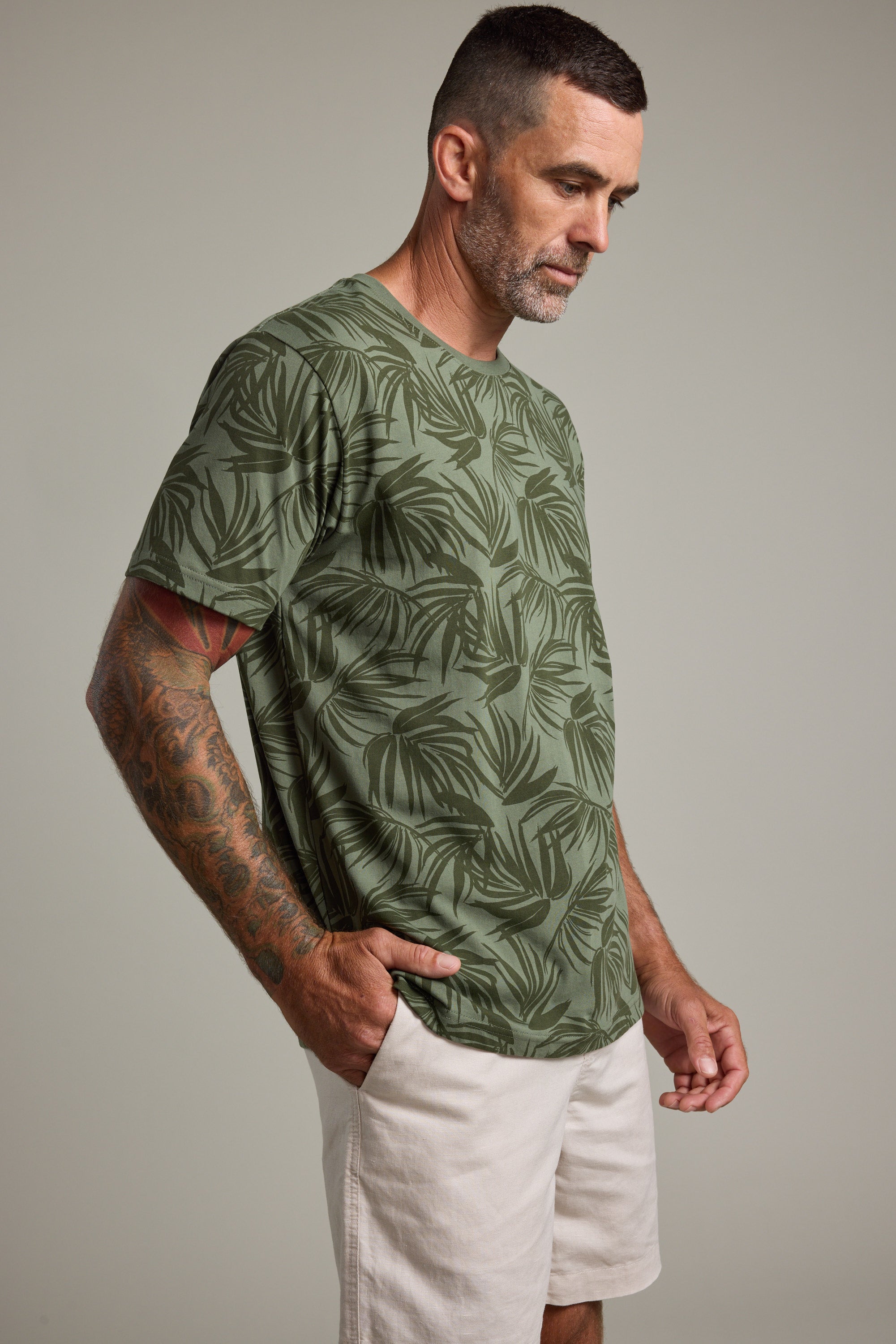 Barkers Palm Leaves Print Tee in khaki, regular fit, additional view